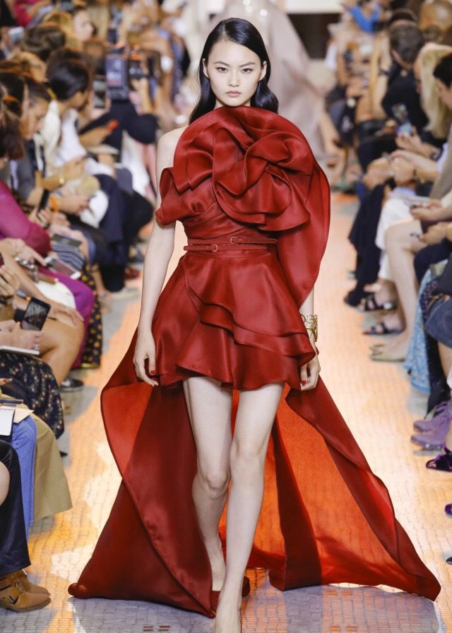 来自黎巴嫩的elie saab艾丽莎博,是一位非常有天赋的设计师,他的作品