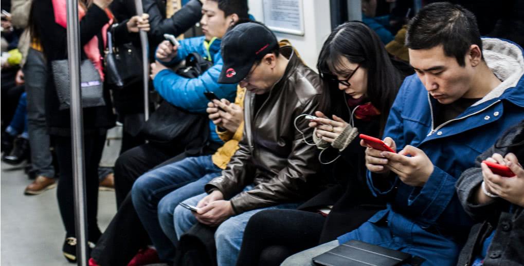 无论是大街上还是公交地铁都多了很多"低头族"