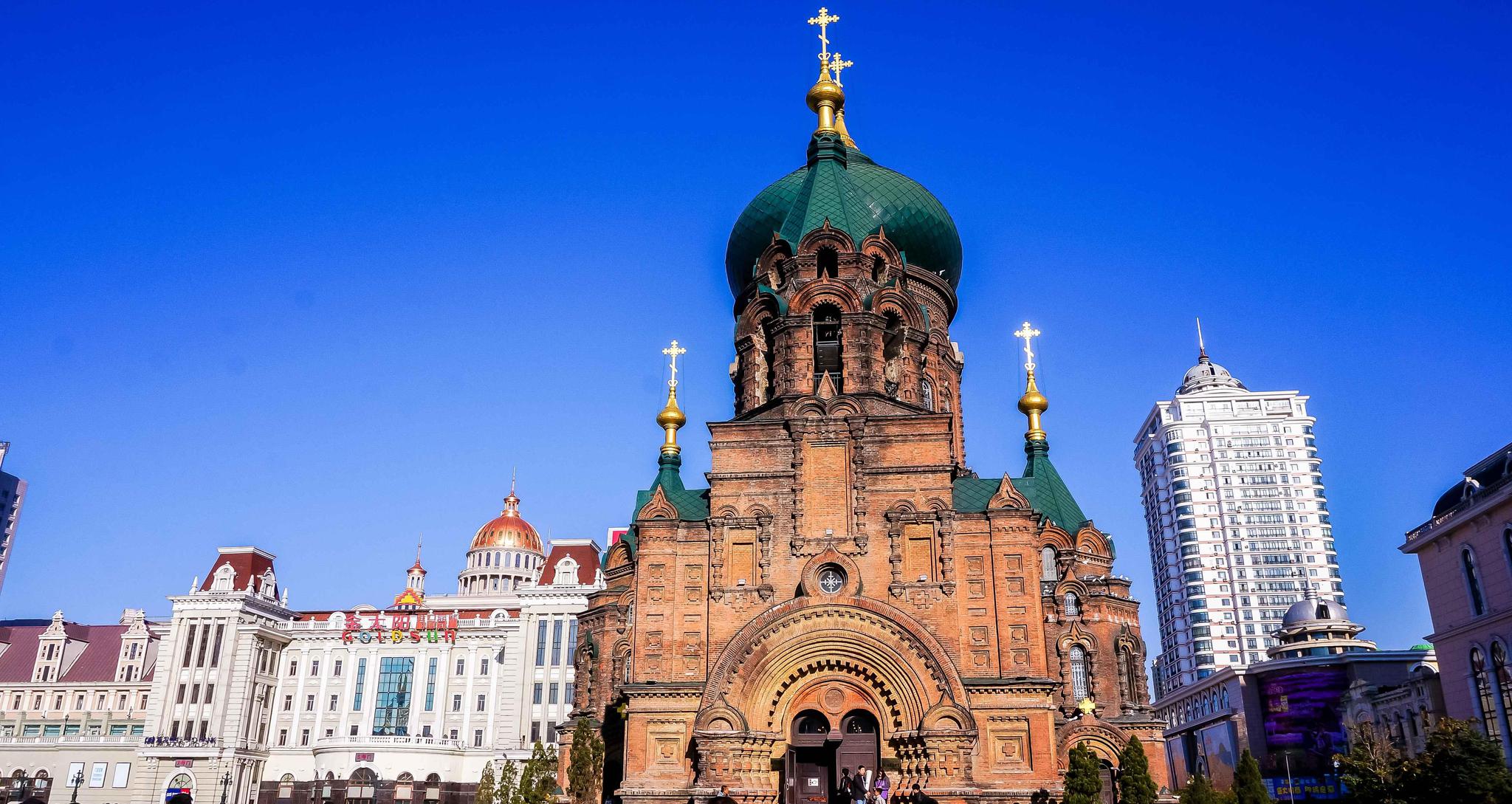 而索菲亚大教堂至今作为哈尔滨的标志性建筑,无论是白天还是黑夜,无论