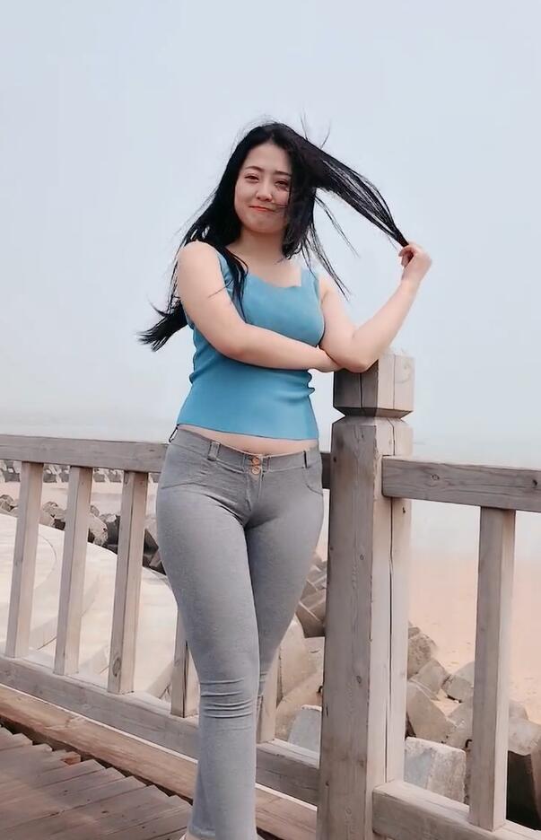 穿上紧身牛仔裤微胖美女撑出满满的女人味