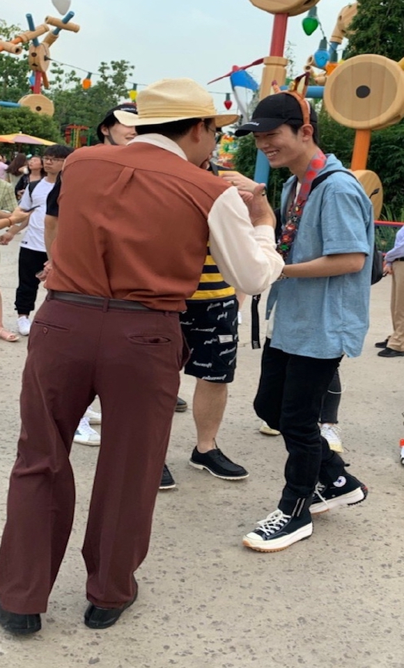 肖战汪卓成同游迪士尼,带超萌卡通头箍