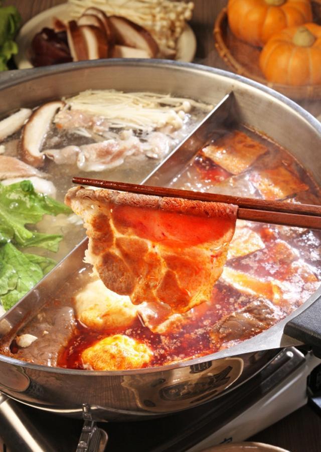 又一款特色火锅流传起来,具体锅底配方:所使用的主要食材是山羊肉2斤