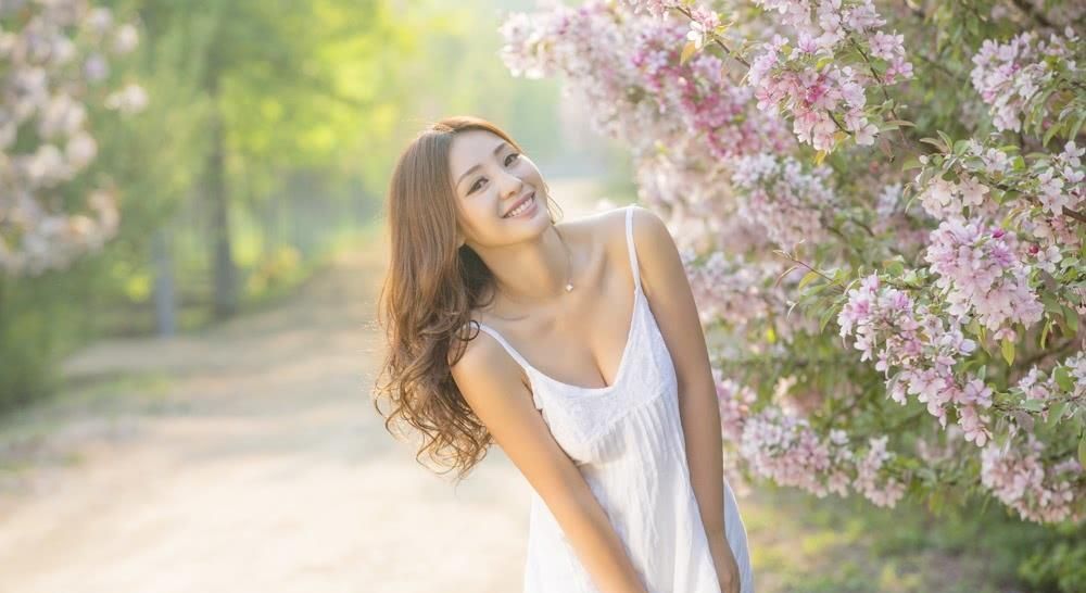 柳岩一改往日低胸装,高领紧身上衣却更加吸睛,无奈的是脸变了