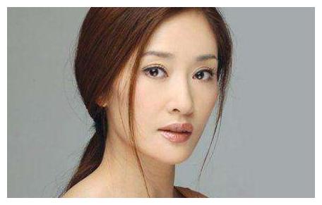 上海戏剧学院表演系的盖丽丽,1990年在电视剧《围城》中饰演"鲍小姐"