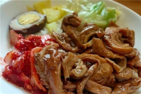 肥肠饭,肥肠处理的也干净,卤制出来有异味,大肠软烂又耐嚼,越嚼越香.