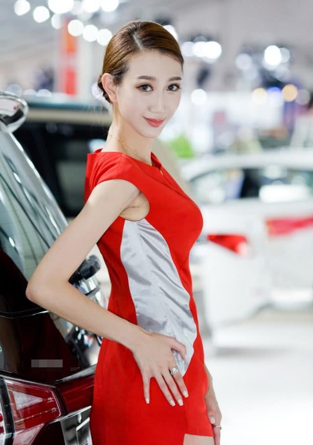 哈弗车模穿红包臀裙展露骨感身躯引无数男同胞驻足