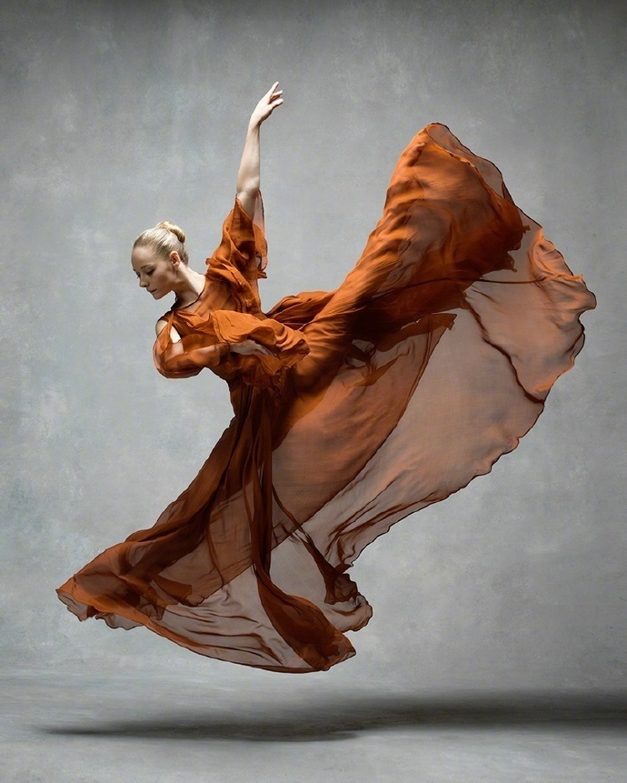 这些翩翩起舞的女子,裙角飘扬令人心动