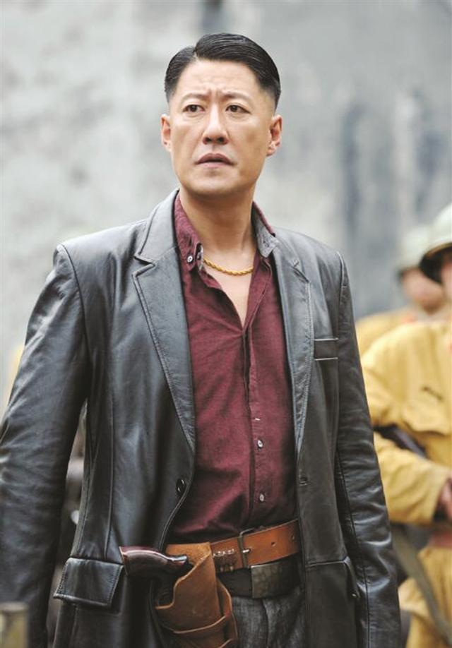 和妻子相差13岁的他,经常出演抗日神剧,如今妻子复出成路人