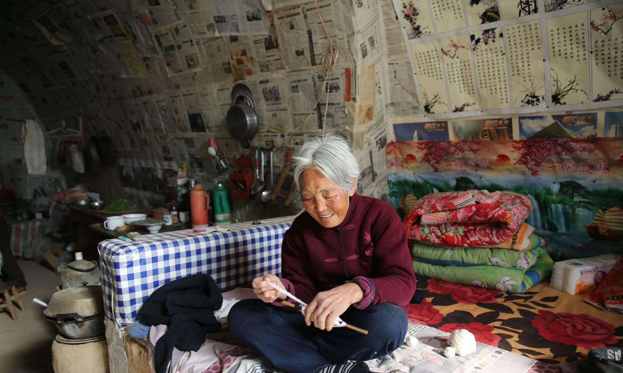寒冬腊月山西农村老人坚守百年土窑不愿离开，原来大土炕上有秘密