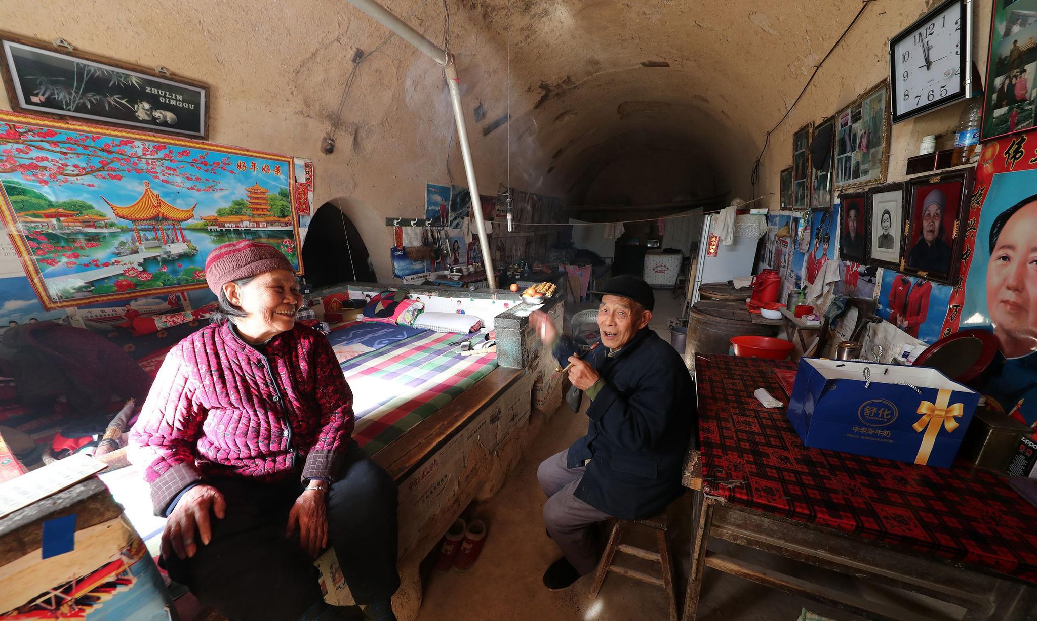 寒冬腊月山西农村老人坚守百年土窑不愿离开,原来大土炕上有秘密|土窑|土炕|窑洞_新浪新闻