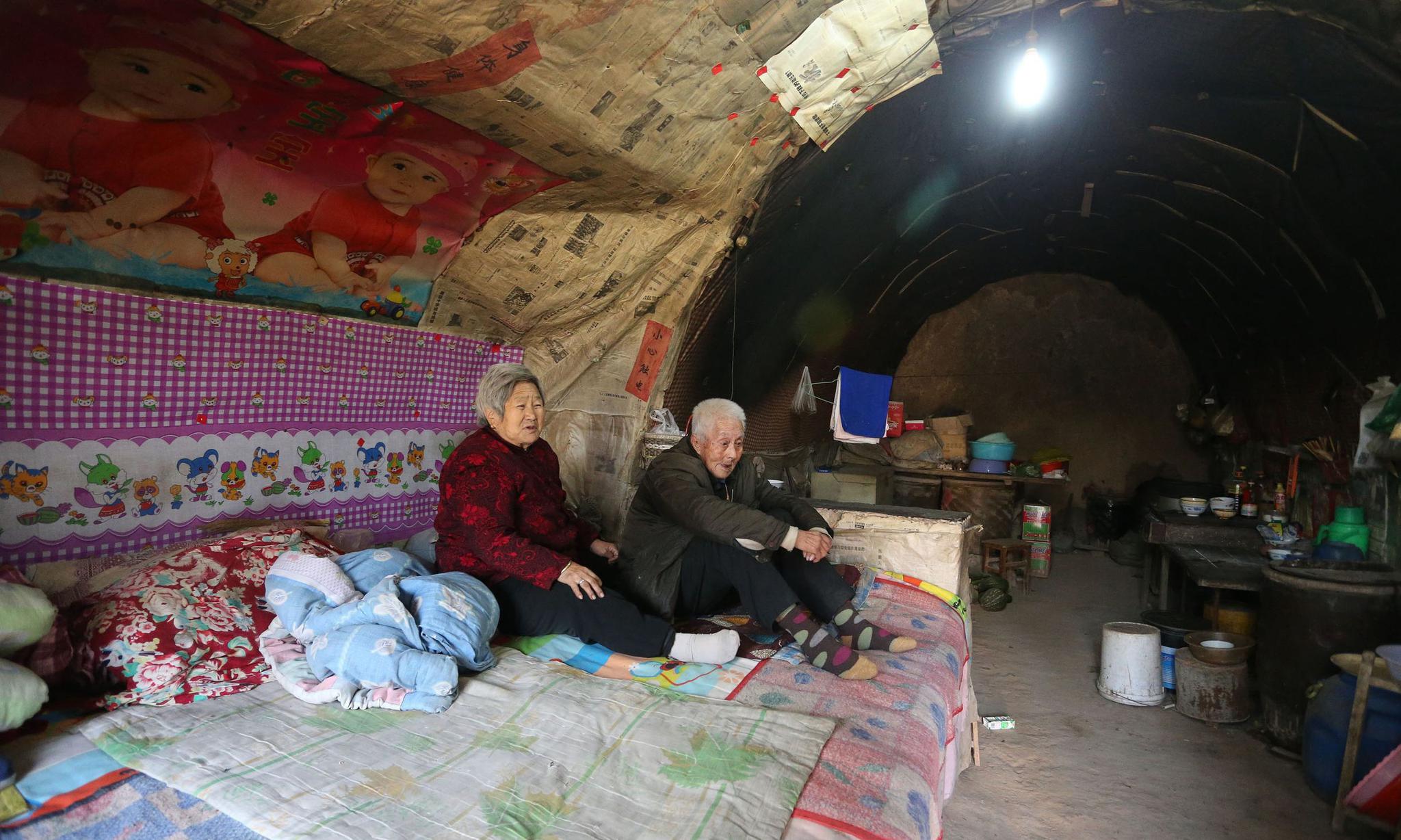 农村老人坚守百年土窑不愿离开,原来大土炕上有秘密|土窑|土炕|窑洞
