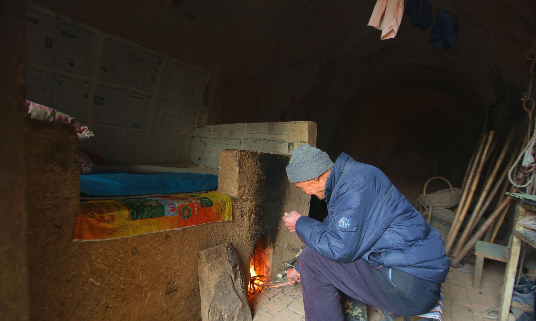 寒冬腊月山西农村老人坚守百年土窑不愿离开，原来大土炕上有秘密|土窑|土炕|窑洞_新浪新闻