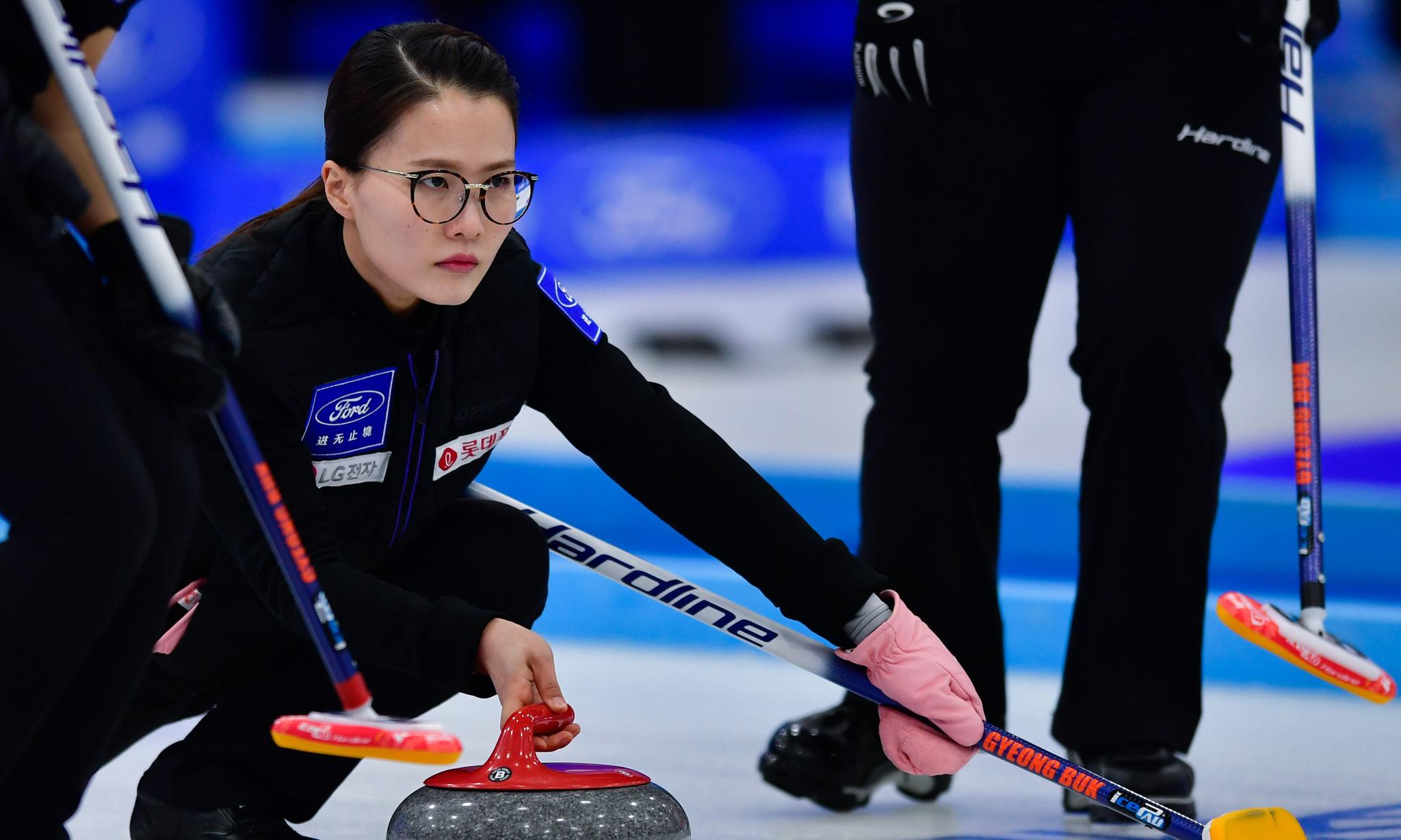 队不敌韩国女队 12月8日,中国队选手赵芮伊(左)和姜馨迪在比赛中庆祝