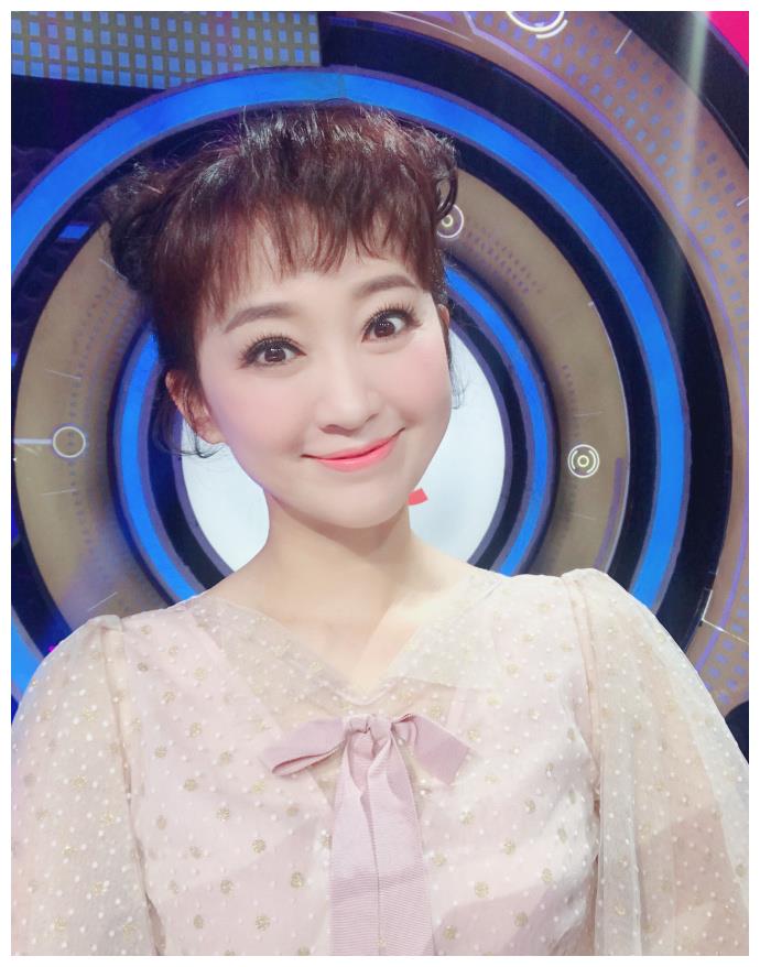 最让人惊喜的就是小鹿姐姐了,小时候她主持的动画城是最期待看的节目