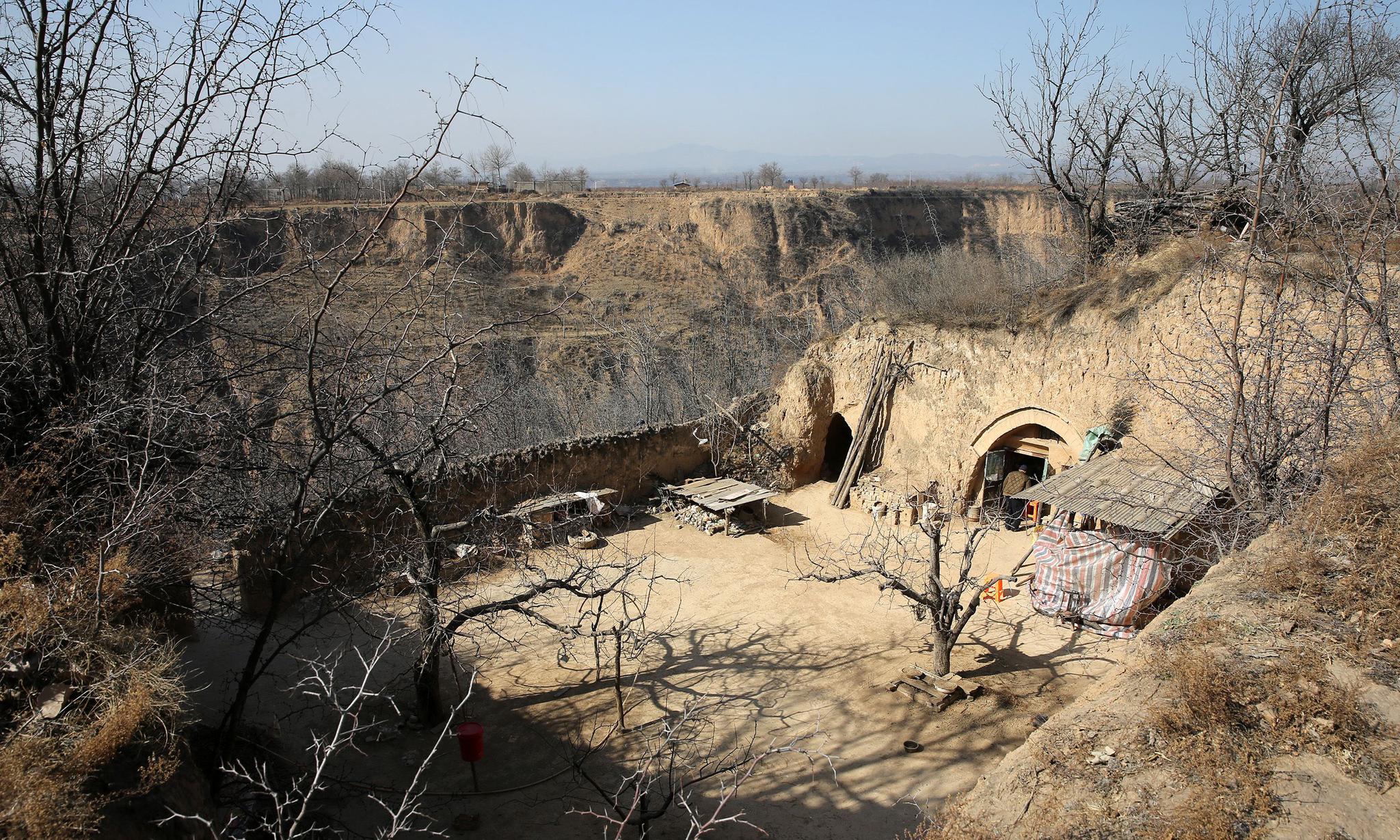 寒冬腊月山西农村老人坚守百年土窑不愿离开,原来大土炕上有秘密