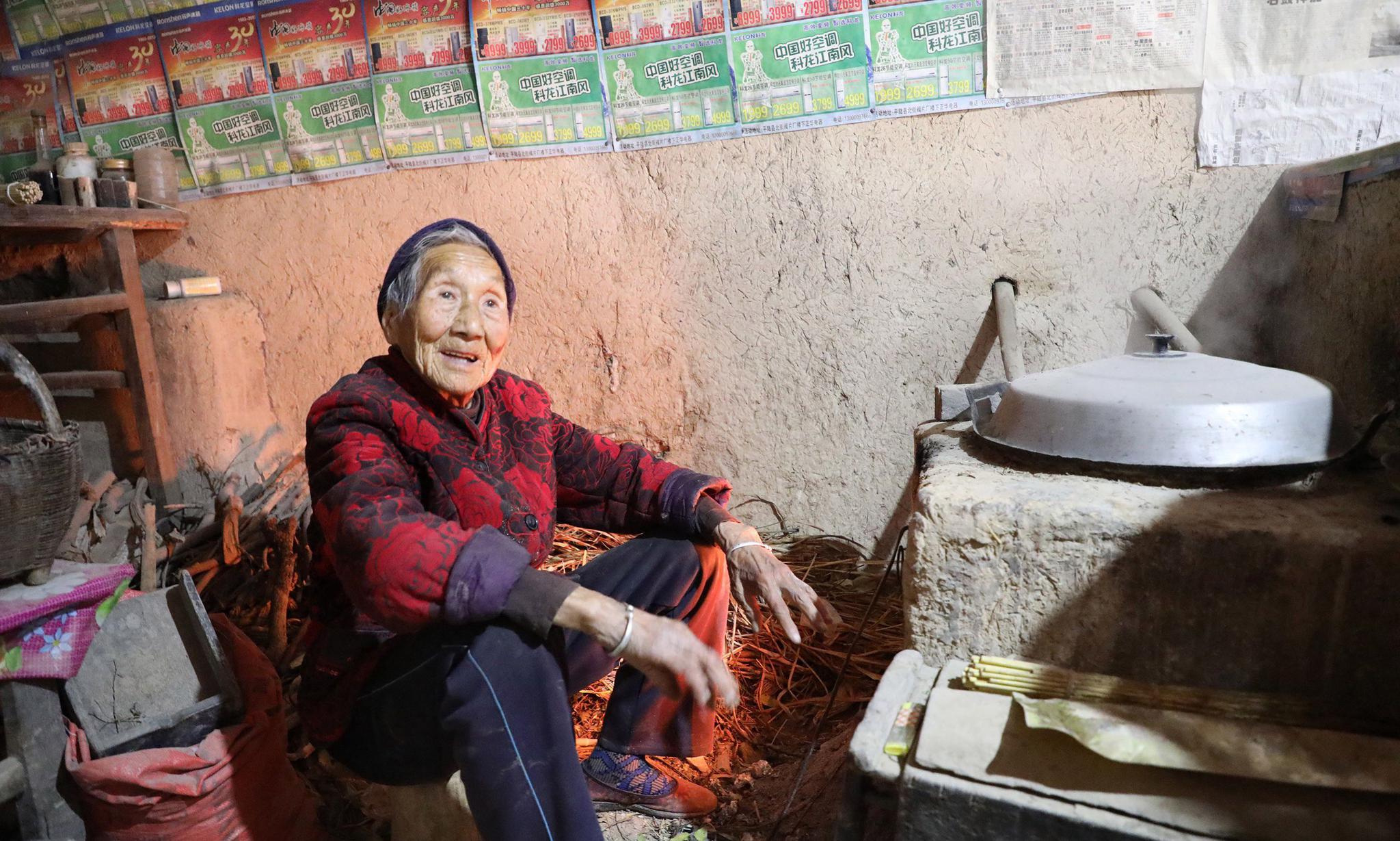 寒冬腊月山西农村老人坚守百年土窑不愿离开,原来大土炕上有秘密