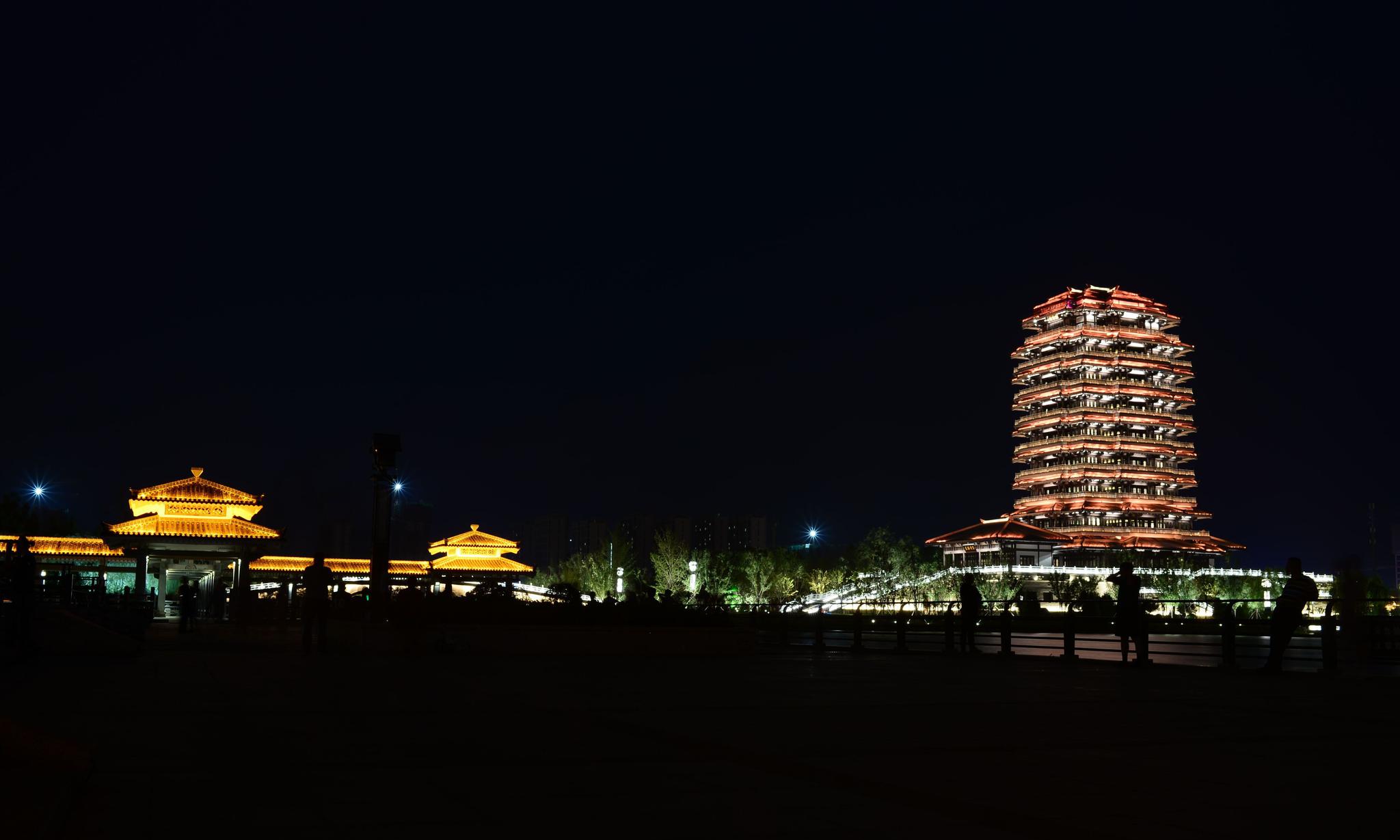 淄博齐盛湖夜景图片