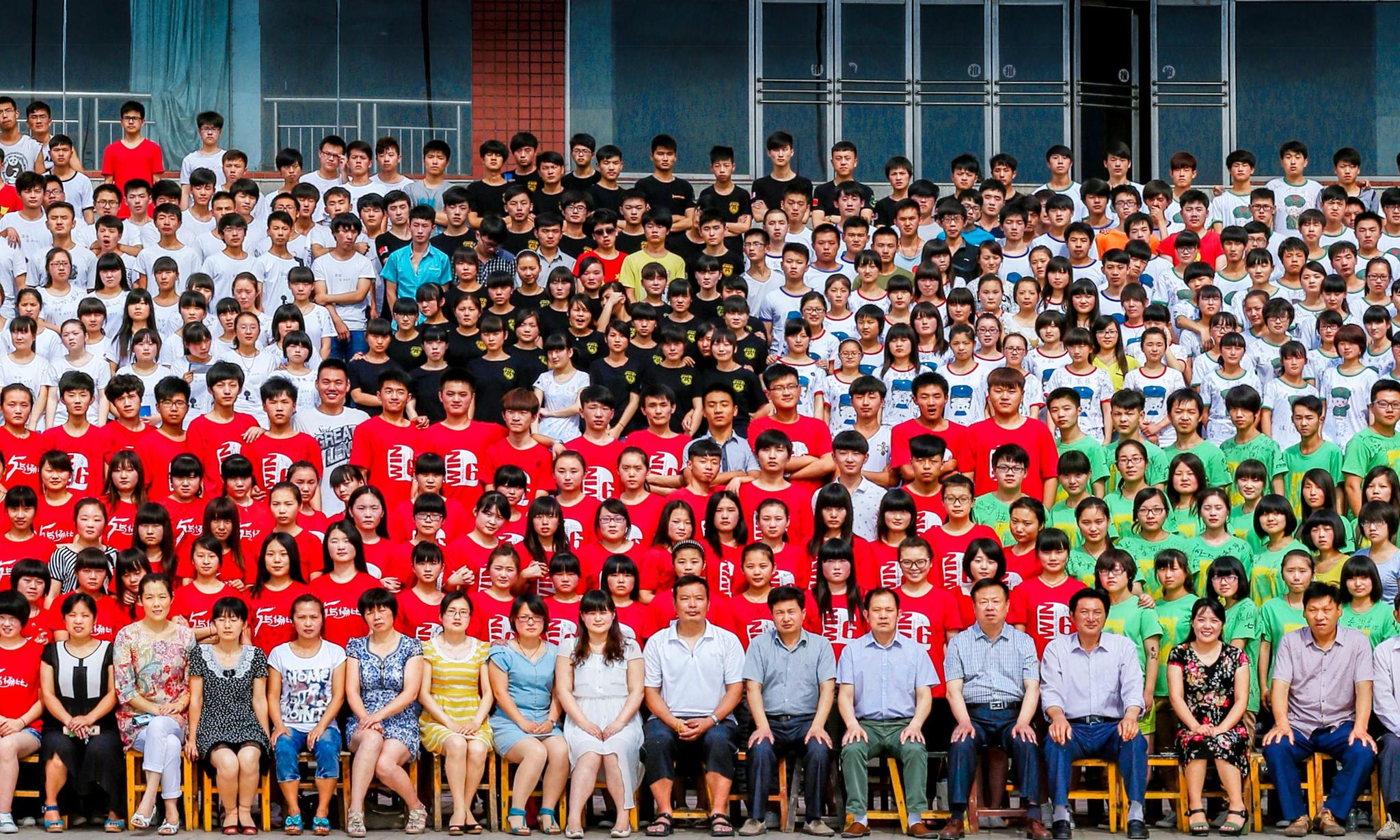 高中生刚毕业就报复老师拍毕业照时把班主任能扔多高扔多高