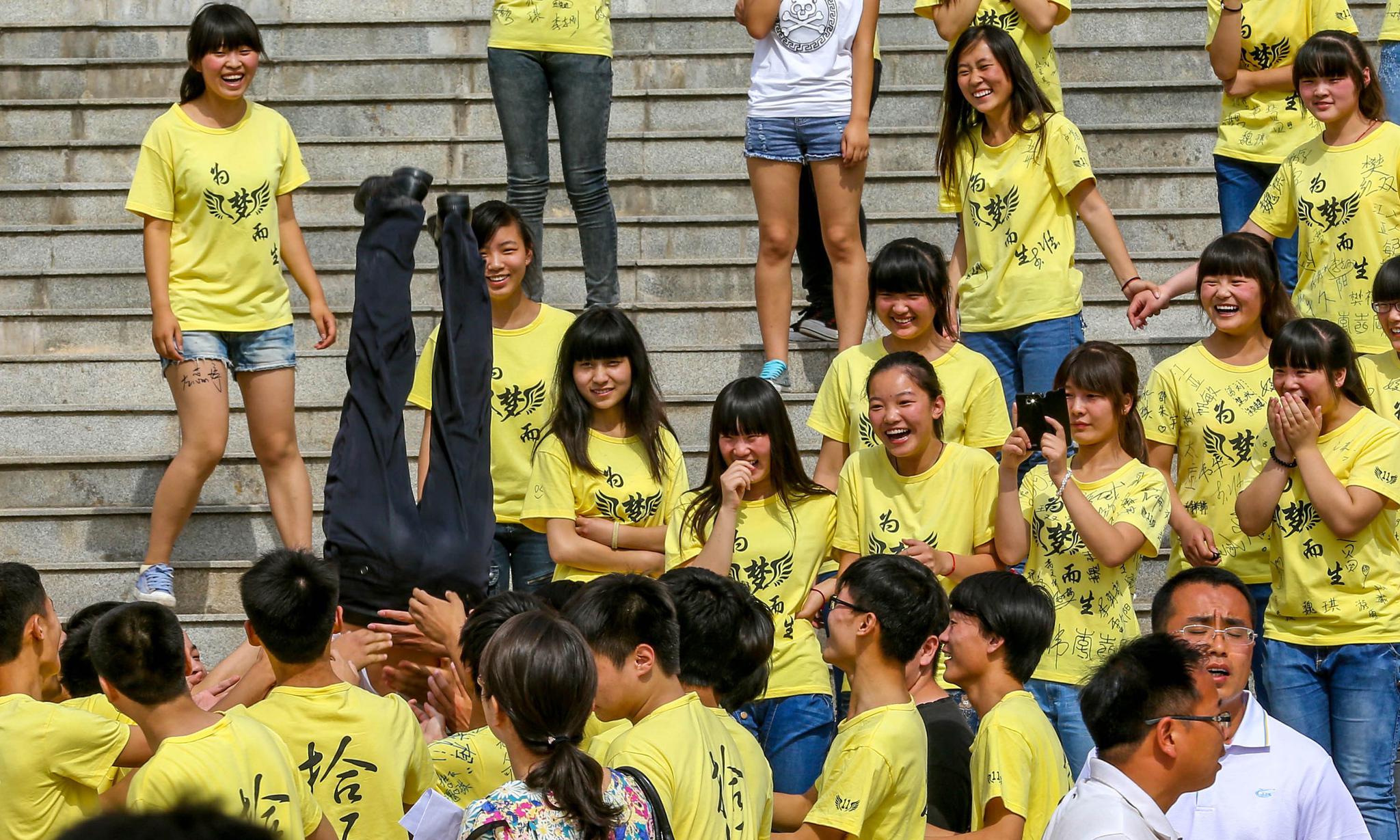 高中生刚毕业就报复老师拍毕业照时把班主任能扔多高扔多高