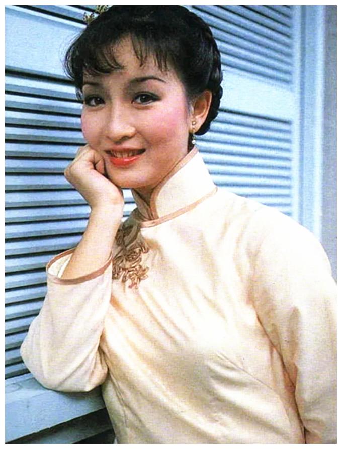 陈百祥与好友吃团年饭,63岁妻子黄杏秀罕露面,与狄波拉同框比美