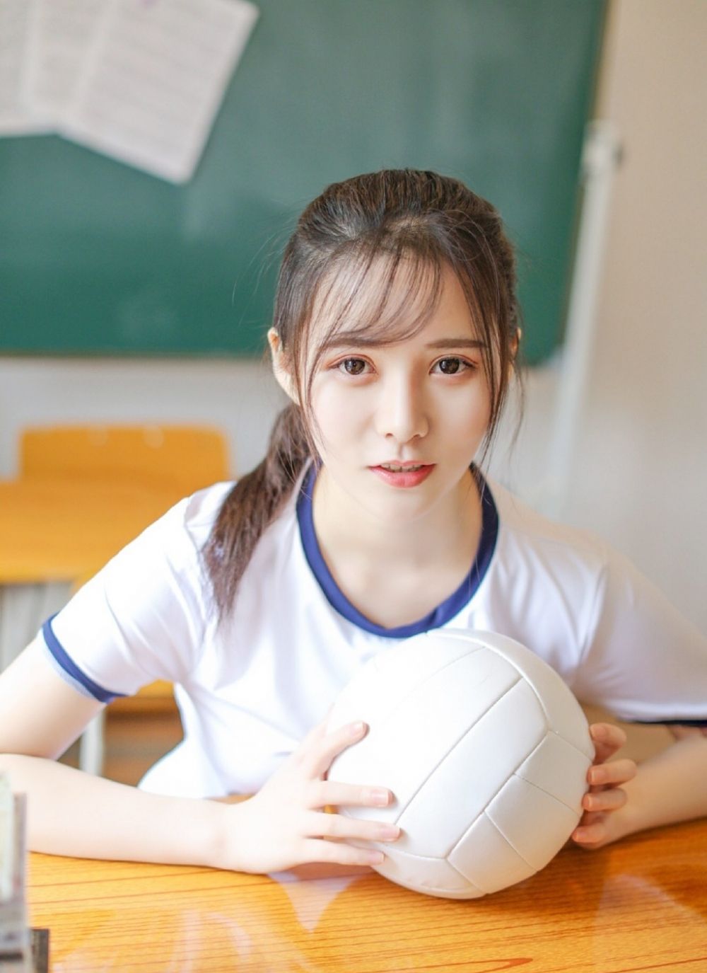 校花美女班长教室内惹火写真图片