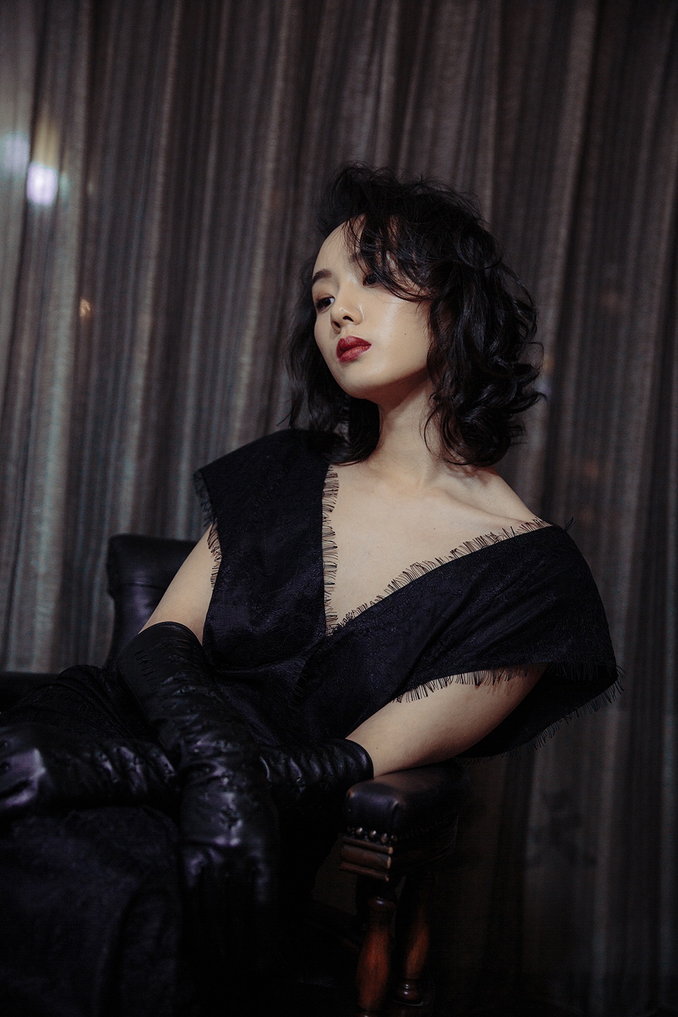 邓郁立拍复古大片 烈焰红唇清冷美艳