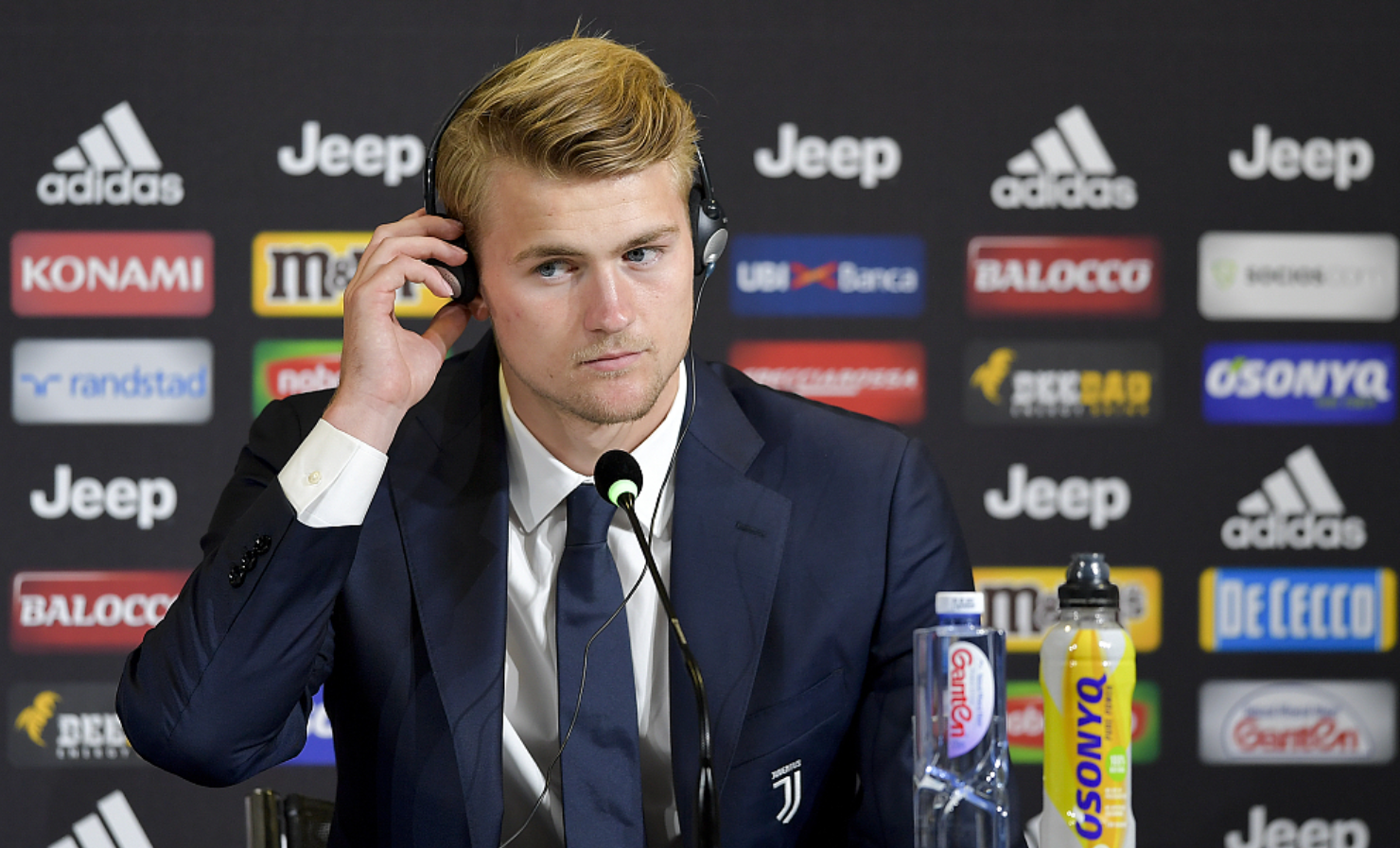 德里赫特亮相尤文发布会 收获4号战袍