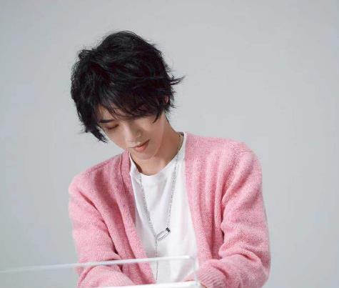 华晨宇身穿粉色毛衣开衫简洁不失干练