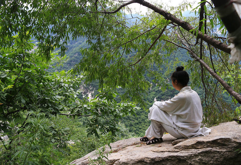 她大学毕业后逃离繁华都市,隐居山林过着修道生活再也没回家