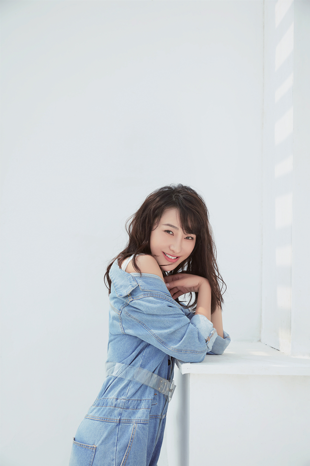 吉丽半身照半身及近景照片中,吉丽眼神温柔对镜浅笑