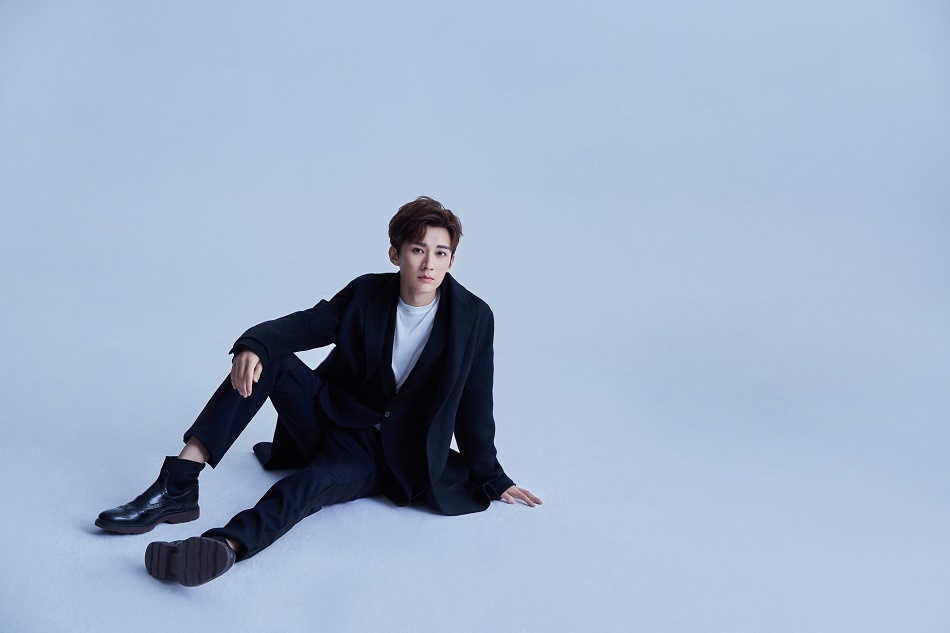 刘学义极简黑look帅气有型 绅士质感诠释高级时尚