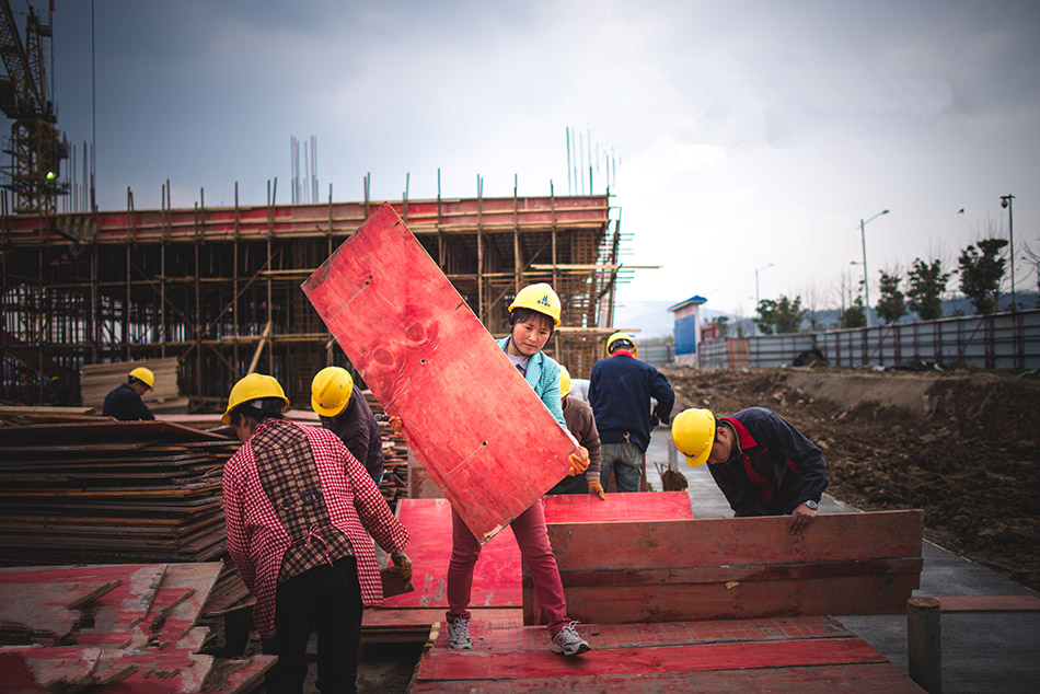 直击建筑施工队里的女农民工,尴尬是避免不了的