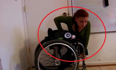 美国女子从小失去双腿,却成为一名运动员,活出不一样的精彩人生