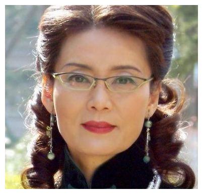 凭借《苦恼人的笑》一举成名的她,曾和当时的导演杨延晋传过绯闻