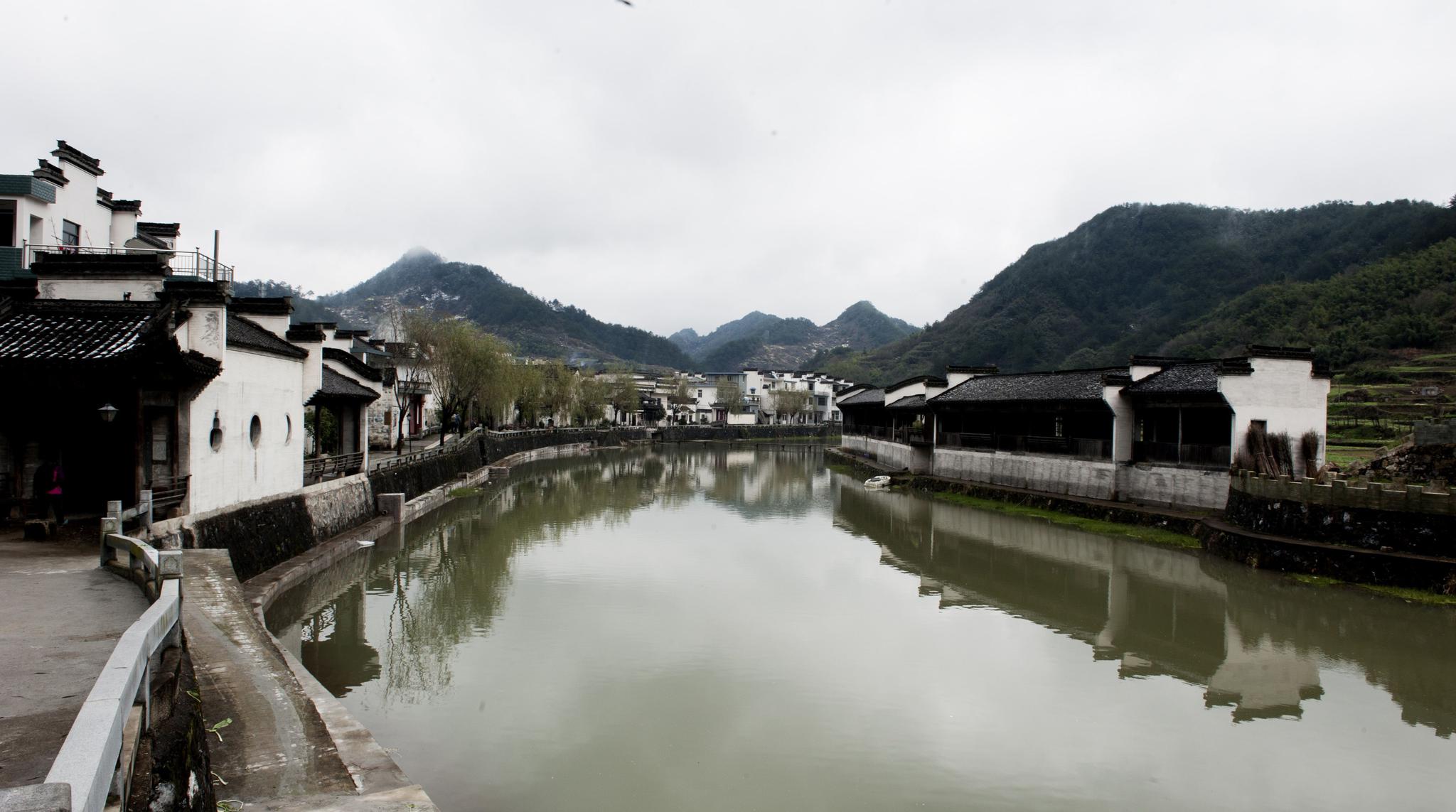 太极湖村,阴阳两极,相拥相抱,自然环境得天独厚