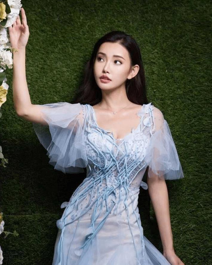 读大二就被王晶相中,仅3部电影挣26亿, 又被称为"全民女神"!