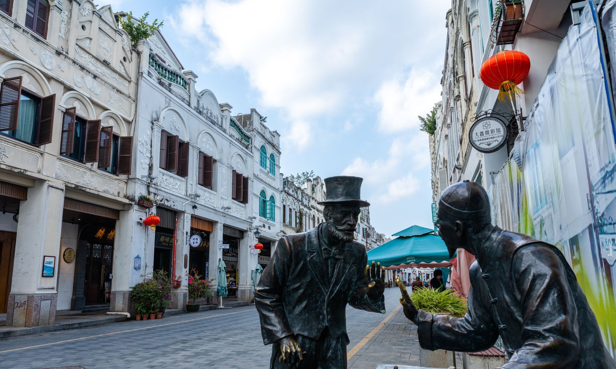 1 / 16 海口骑楼老街,是海口市一处最具特色的街道景观.