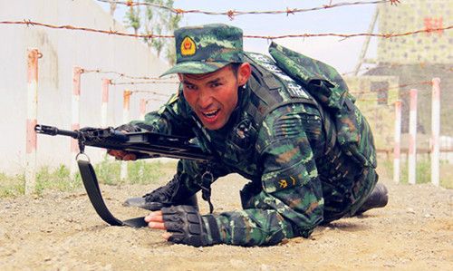 解放军部队中的"白人"士兵照,来自维吾尔族,模样似欧洲白人