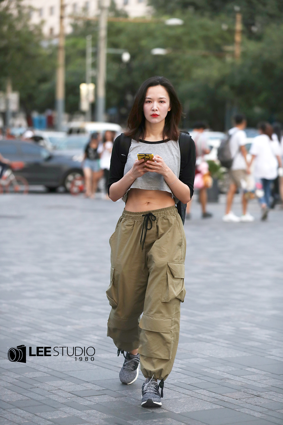 街拍;姑娘把露脐装穿的好文艺,颜值高,会穿搭