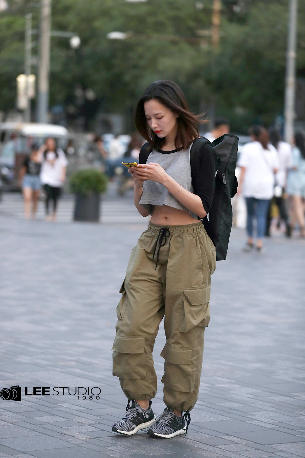 街拍;姑娘把露脐装穿的好文艺,颜值高,会穿搭