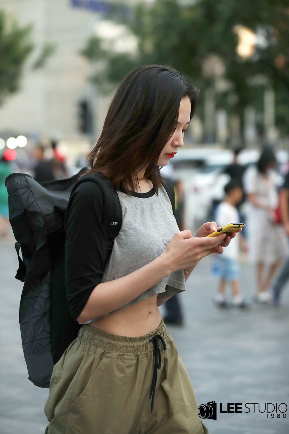 街拍;姑娘把露脐装穿的好文艺,颜值高,会穿搭