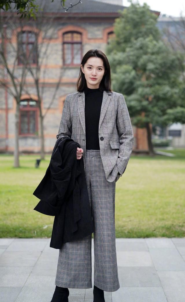 街拍:美女身穿裹胸连体衣高贵优雅,站姿优雅令人倾心!