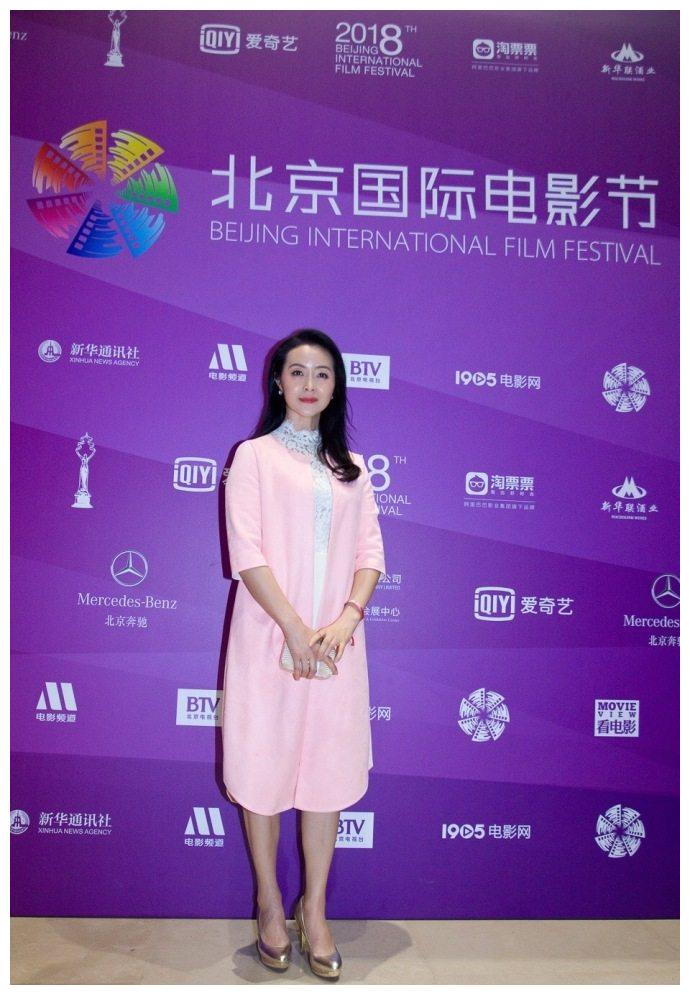 就连方晓莉的年龄也从未公开过,从她出道这么多年看,也是可以猜测到四