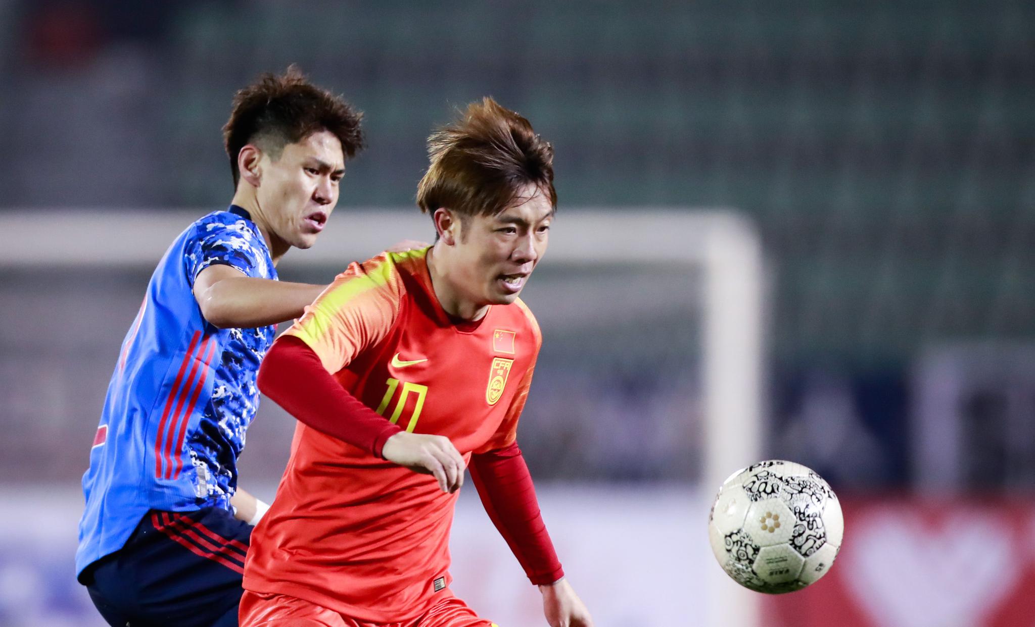 足球——东亚杯:中国国家男子足球选拔队不敌日本男足