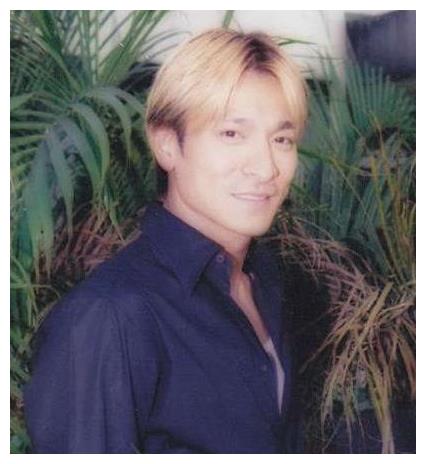 这样发型的刘德华想必很多人没怎么见过.