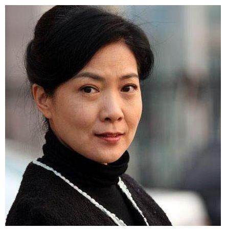 她24岁时嫁38岁外国老公,40岁带着女儿回国,今59岁成人生赢家