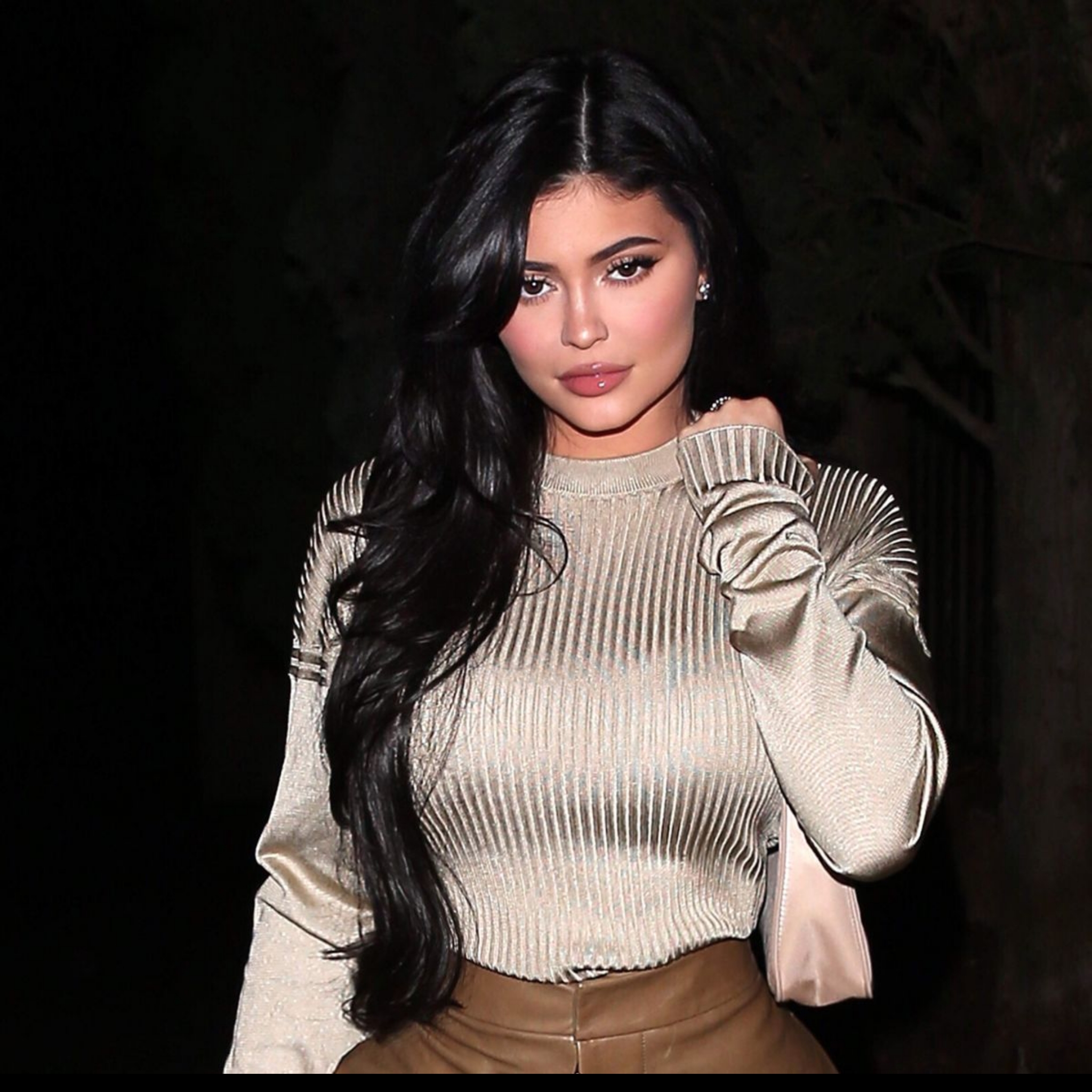 凯莉·詹娜夜色中显的妩媚动人,涂着晶莹剔透的口红,迷人极了