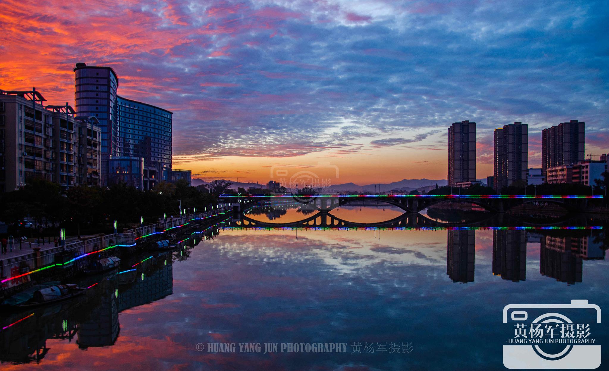 广东韶关始兴县的晚霞,中国最美小城的傍晚风光,熟悉的城很美丽
