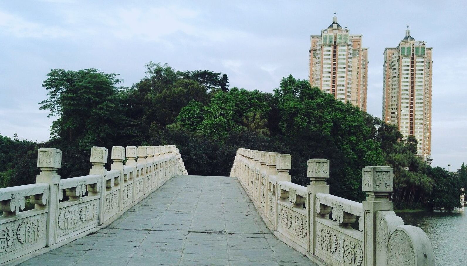 江门东湖公园位于广东省江门市蓬江区,园内山水相映,层林叠翠,溪泉幽