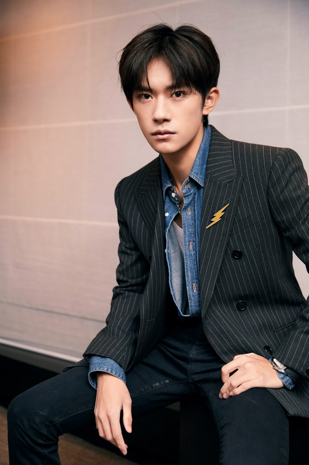 四弟弟弟易烊千玺条纹西装帅气写真